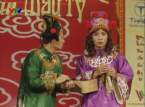 Năm 2008, sự thay đổi rõ nét trong hình tượng Bắc Đẩu đó chính là mái tóc được uốn xoăn. Bên cạnh đó, “cô Đẩu” điệu đà hơn với túi đồ và dụng cụ đan len trên tay.