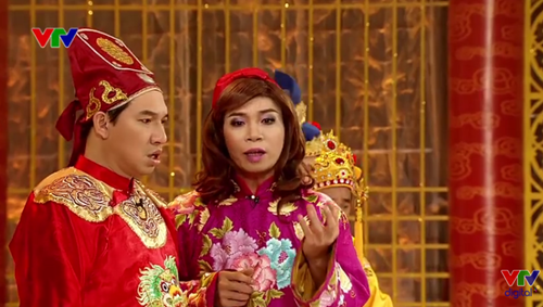 Sau đó, khi các Táo vào chầu, Bắc Đẩu thay bộ trang phục áo dài họa tiết hoa văn quen thuộc.