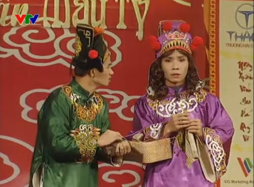 Năm 2008, sự thay đổi rõ nét trong hình tượng Bắc Đẩu đó chính là mái tóc được uốn xoăn. Bên cạnh đó, “cô Đẩu” điệu đà hơn với túi đồ và dụng cụ đan len trên tay.