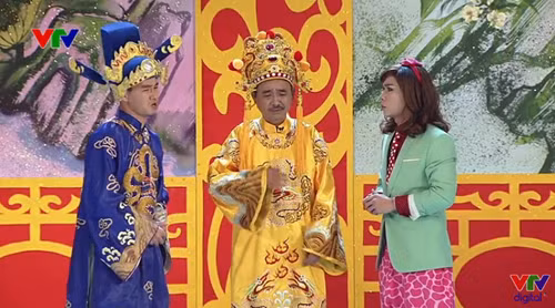 Năm 2014, Bắc Đẩu diện trang phục “không giống ai”. Theo đó, cô Đẩu mặc quần họa tiết hồng, áo chấm bi đỏ, cà vạt đỏ, áo vest xanh. Thêm vào đó là tóc xoăn cài nơ hồng.