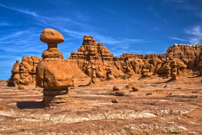 10.Vườn quốc gia Goblin, Mỹ Vườn quốc gia Goblin, huộc hạt Emery, bang Utah miền Tây nước Mỹ, là nơi nổi tiếng với những tảng đá "yêu tinh" nhiều hình thù kỳ lạ kiến tạo qua hàng nghìn năm.