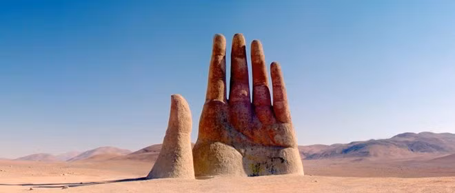 6. Mano del Desierto, Chi lê: Bàn tay khổng lồ mọc giữa sa mạc là tác phẩm khổng tưởng của một nhà điêu khắc Chi lê Mario Irarrázabal. Bức tượng cao 11 mét hoàn thành vào năm 1992.