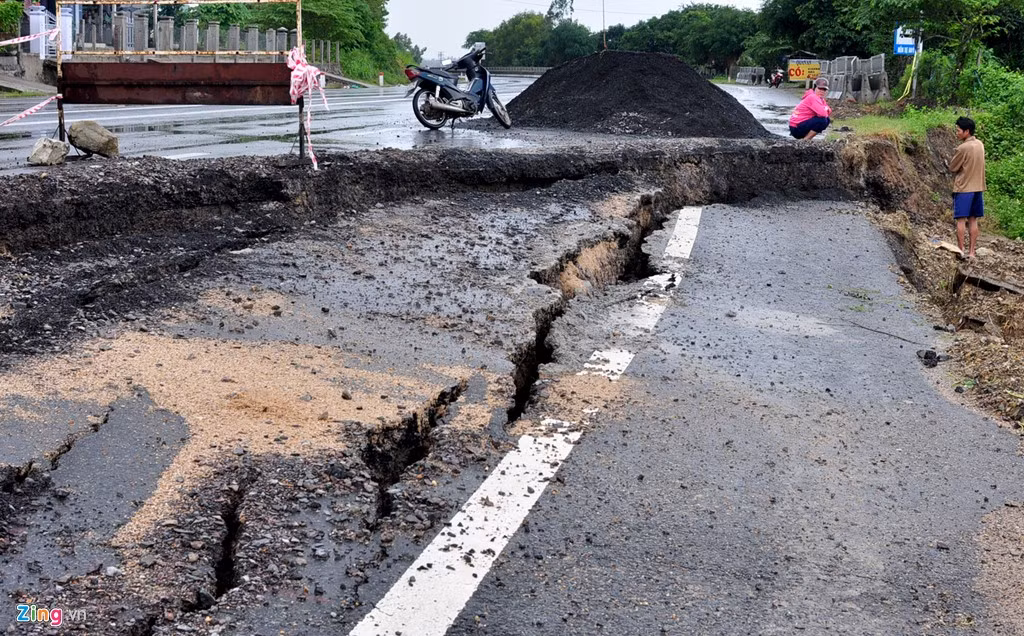 Mảng sạt trượt sau lũ dữ chiếm gần 1/2 lòng đường đoạn đi qua phường Xuân Đài (thị xã Sông Cầu).