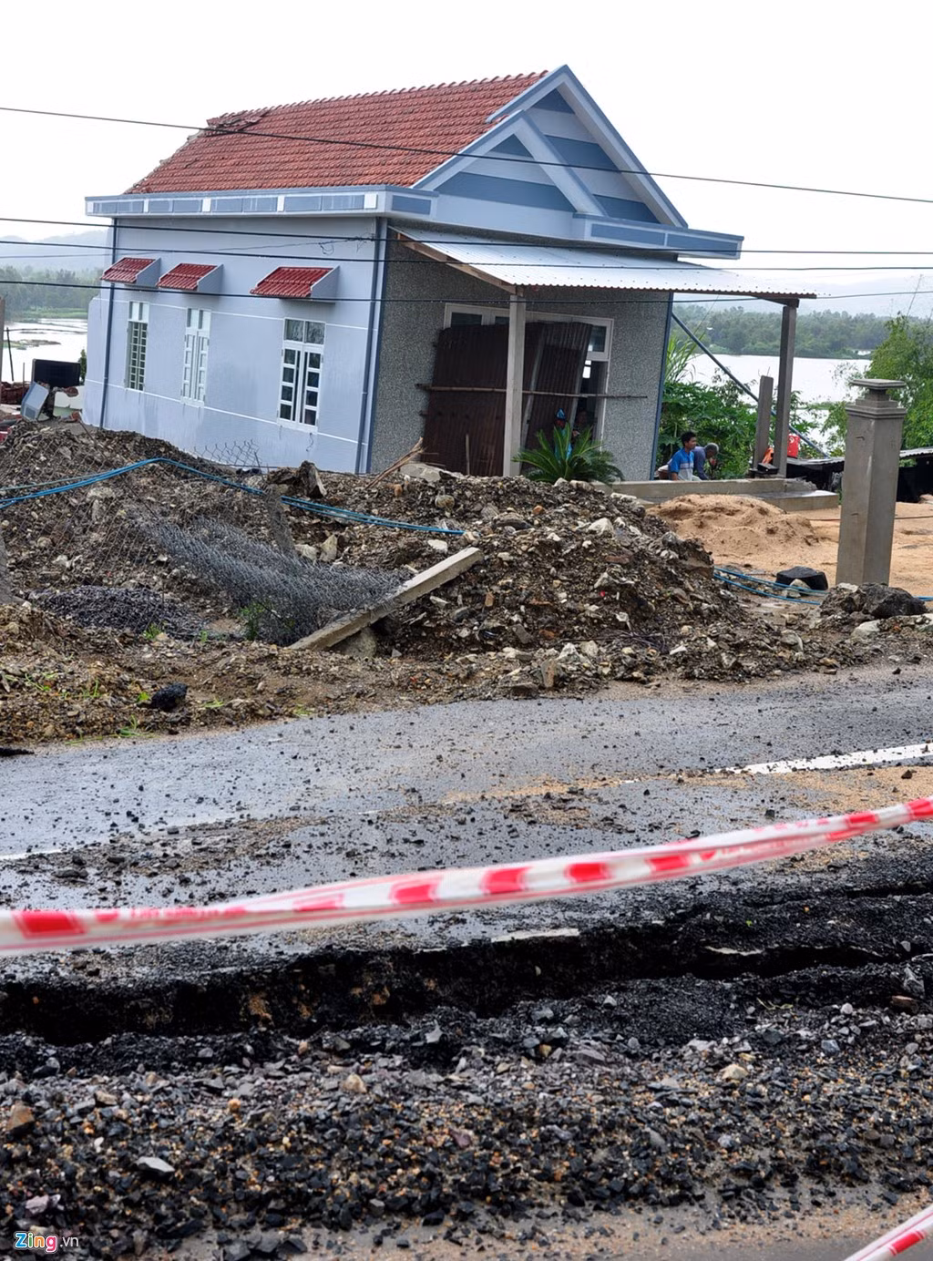 Sau nhiều năm tích góp gần 1 tỷ đồng, gia đình ông Nguyễn Mạnh Thung (ngụ khu phố Bình Thạnh, phường Xuân Đài, thị xã Sông Cầu) vừa xây được ngôi nhà mới khang trang, ở chưa được bao lũ thì lũ lớn gây sạt trượt quốc lộ 1, kéo theo làm sập đổ nhà.