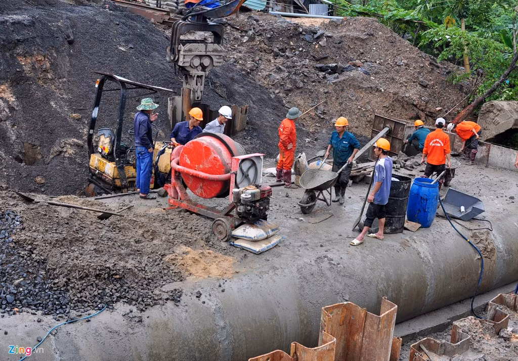 Trước tình hình này, ông Nguyễn Đức Hùng, Tổng giám đốc Công ty CP Quản lý và sửa chữa đường bộ Phú Yên, cho hay ngay sau khi lũ rút, Công ty huy động hàng chục nhân viên cùng trang thiết bị huy động đến hiện trường dựng biển báo cảnh giới, điều tiết đảm bảo an toàn giao thông và khắc phục hư hỏng. Cục Quản lý đường bộ III lên phương án kiên cố hóa các điểm sụt trượt, kết nối liên hoàn rãnh thoát ngầm tại khu vực này.