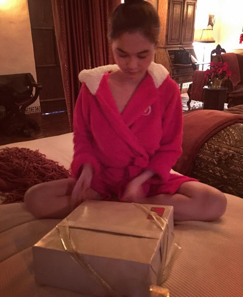 Ngọc Trinh nhận quà ở biệt thự của ông Hoàng Kiều.