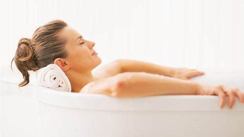 Bước 8: Tắm bằng nước muối pha loãng Hãy "thanh tẩy cơ thể" bằng muối. Nó sẽ giúp bạn rửa trôi năng lượng xấu bám trên người. Cách này đặc biệt hiệu quả nếu bạn làm việc trong một môi trường đầy thị phi, ganh đua. Muối trên người sẽ đẩy năng lượng tiêu cực xung quanh xa khỏi bạn.