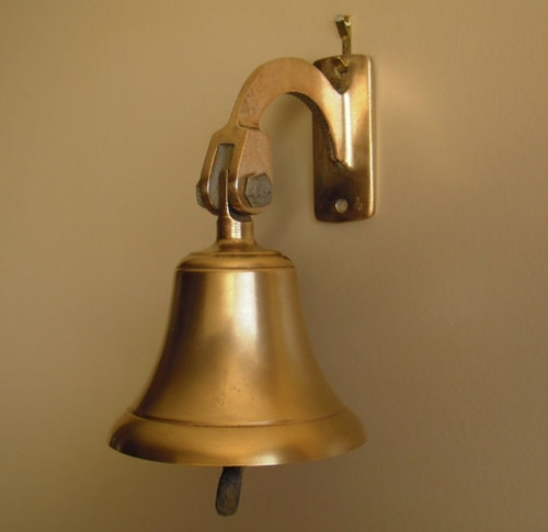 Bước 6: Thắp thêm đèn và bật nhạc Đây chính là lí do tại sao người Trung Quốc thích pháo và đặc biệt là pháo hoa đến thế. Theo phong thủy, tiếng ồn và ánh sáng giúp kích thích năng lượng tích cực, xua đuổi tà khí. Hãy thử treo một chiếc đèn chùm và lắp chuông cửa xem sao. Thêm vào đó, hãy thường xuyên bật nhạc nhẹ nhàng, không cần quá ồn ào, nó vừa giúp bạn thư giãn vừa loại bỏ năng lượng xấu.