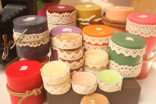 Bước 5: Đốt nến thơm, tinh dầu hoặc trầm hương Những hương thơm như bạc hà, oải hương, quế... sẽ tạo cảm giác sảng khoái cho gia chủ và thu hút năng lượng tiêu cực vào nhà. Bạn có thể đặt mua nến thơm, tinh dầu hoặc trầm hương ở rất nhiều các cửa hàng handmade online.