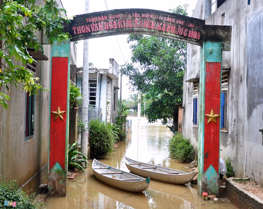 Tuyến đường vào thôn Kim Xuyên (xã Phước Hòa) vẫn còn ngập sâu trong lũ. Thống kê của huyện Tuy Phước, chiều 19/12 địa phương này vẫn còn gần 3.000 hộ dân bị cô lập, trong đó riêng xã Phước Hòa có số hộ dân ảnh hưởng nhiều nhất . Đợt mưa lũ lịch sử này cũng làm sập hoàn toàn 176 ngôi nhà; 130 m đê sông sạt lở, 130 m đê sông vỡ đứt... gây nguy hiểm cho nhiều khu dân cư.