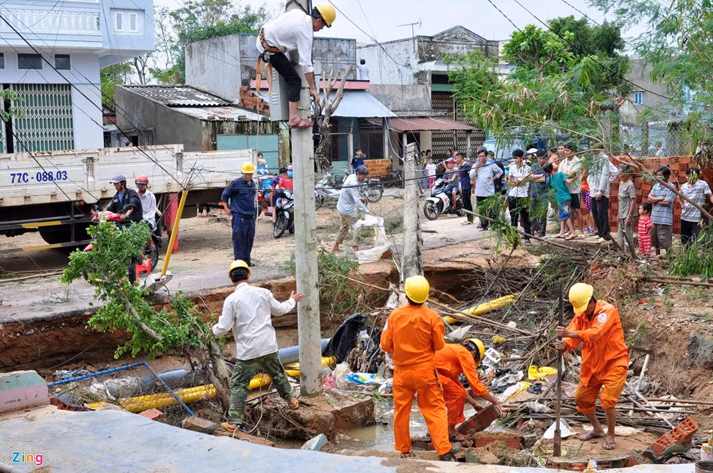 Chiều 19/12, công nhân ngành viễn thông và điện lực Bình Định về các địa phương giúp dân khắc phục hậu quả thiên tai, sớm đóng điện, kết nối thông tin liên lạc thông suốt cho người dân sau đợt mưa lũ lịch sử.