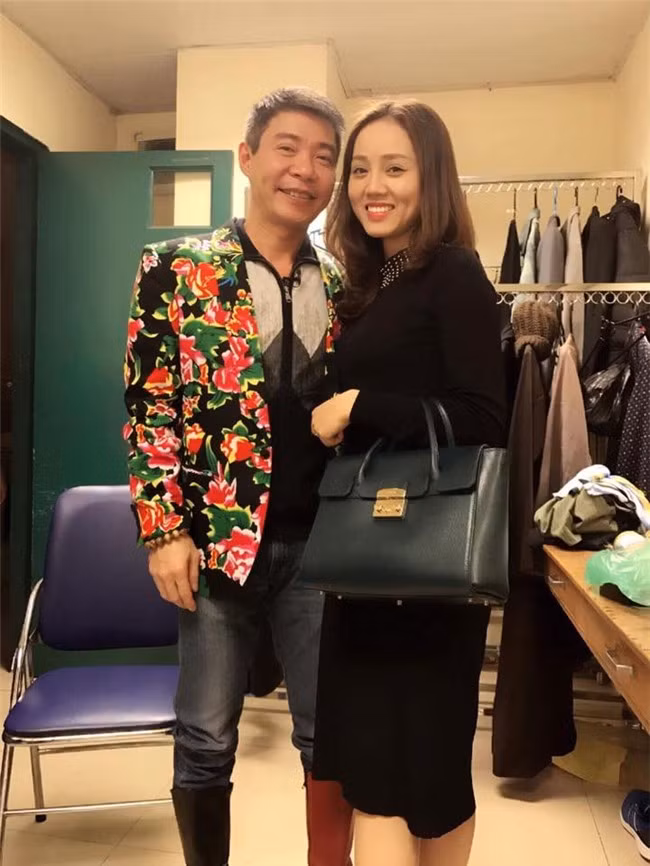 Không chỉ dung hòa vợ đầu và vợ hai, tình mới hiện tại của Công Lý với mẹ bé Kiến cũng tỏ ra khá thân thiết. Cả hai tương tác thích thú nhau bằng những lượt like trên mạng xã hội. Hồi năm 2016, khi vợ đầu đăng tải hình ảnh nam danh hài bế con gái cùng lời chúc mừng sinh nhật gửi tới anh - bạn gái mới đã vào trò chuyện: "Mai mới là sinh nhật mà chị". Ngay sau lời nhắc nhở của Ngọc Hà, mẹ bé Kiến hóm hỉnh thanh minh: "Đi trước cho đỡ tắc đường".