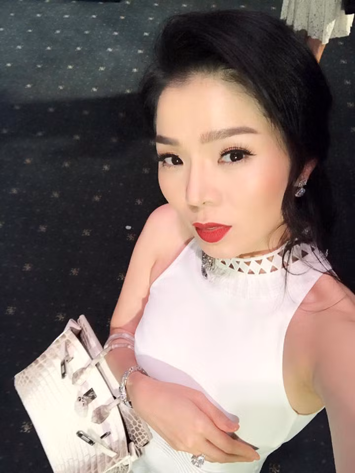 Quá khứ ít ai biết của ca sĩ Lệ Quyên cũng từng được nghệ sĩ Quang Tèo tiết lộ. "Lệ Quyên bây giờ nổi tiếng vậy nhưng mà có thời gian đi hát lót cho tôi đó thôi. Có 150.000 đồng/buổi diễn thôi là Quyên vẫn đạp xe đi, rồi đi hát tỉnh, đi diễn cùng tôi" - Quang Tèo cho biết.