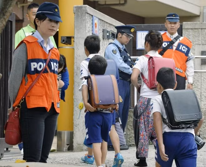 Vu sat hai be gai 6 tuoi rung dong Nhat 2 nam truoc-Hinh-2