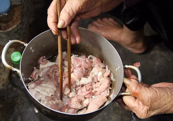 Với cụ bà Tam, đến lúc này cụ vẫn còn tự hào nhất về bản thân mình là nấu ăn hợp khẩu vị của chồng. Cụ Tam chia sẻ: “Tôi vẫn không bị mất vị giác như nhiều người cao tuổi khác, nêm mặn nhạt cho thức ăn vẫn có thể nhận biết được”.