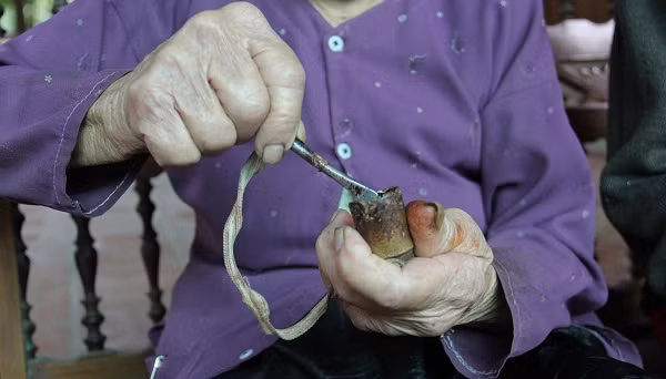 Cụ Tam vẫn giữ sở thích ăn trầu hàng chục năm qua.