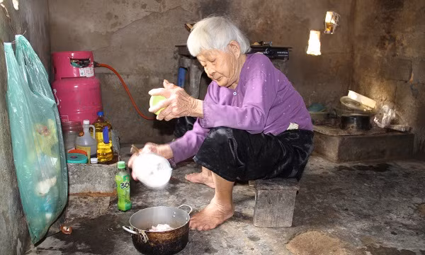 Cụ Tam chuẩn bị nấu bữa trưa...