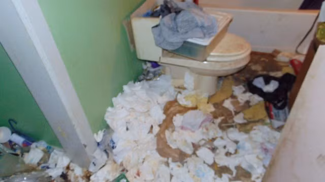 Giai cuu 2 em be trong can nha “ban nhat the gioi”-Hinh-3