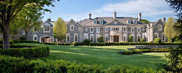 Stone Mansion là biệt thự đắt nhất bang New Jersey rộng khoảng 2787 m2, tọa lạc tại Alpine, thuộc bang New Jersey, nước Mỹ. Căn nhà cách thành phố New York khoảng 12,8 km nên chỉ với vài chục phút chạy xe, bạn đã có thể trút bỏ hết những xô bồ của thành phố náo nhiệt, đắm mình trong không gian yên tĩnh và sang trọng.