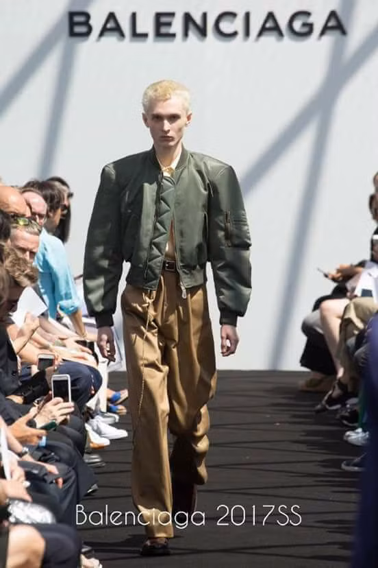 Bộ trang phục của Sơn Tùng được dựa trên một thiết kế khá nổi tiếng, tuy nhiên chàng ca sĩ trẻ đã có những thay đổi nhất định, như việc sử dụng áo cổ lọ bên trong.