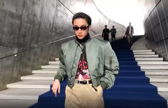 Theo như stylist của Sơn Tùng MTP, thì trong chuyến đi này, Tùng hoàn toàn tự "lên đồ" cho chính mình chứ không phụ thuộc vào bất kỳ ai. Chiếc áo bomber cổ điển màu xanh bộ đội được anh chàng kết hợp với quần kaki ống rộng, bên trong là áo len cổ lọ màu đen. Bộ trang phục khiến cho chàng ca sỹ vốn nhỏ thó lại càng lọt thỏm vào trong lớp quần áo dày sụ. Nhiều người nhận xét, bộ trang phục của Sơn Tùng có hơi hướng khá giống với nhân vật chính trong phim "Kẻ hủy diệt", đặc biệt là mái tóc vuốt ngược, đôi kính đen và thần thái lạnh lùng trong một vài shot hình.