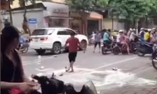 Ong bo dap 7 hop sua o sieu thi bi khoi to