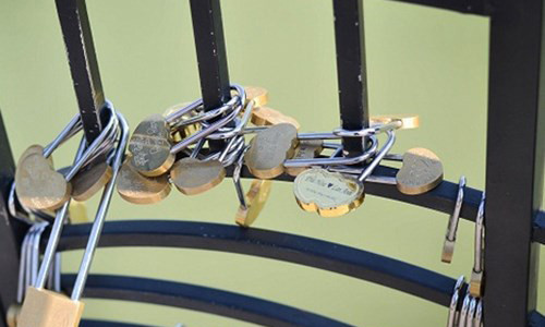 Nem nham chia khoa xe o cau tinh yeu va... cai ket dang