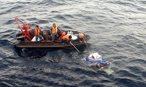 Lực lượng cảnh sát biển trục vớt một phần máy bay CASA-212. Ảnh: Cảnh sát biển.