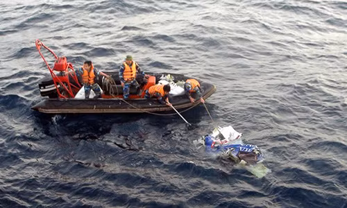 Lực lượng cảnh sát biển trục vớt một phần máy bay CASA-212. Ảnh: Cảnh sát biển.