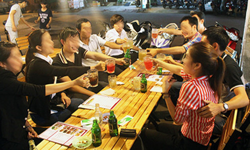 Công an TP.HCM cho hay sẽ nghiên cứu siết lại việc nhậu nhẹt thâu đêm suốt sáng để hạn chế tội phạm phát sinh từ bàn nhậu. Ảnh: XUÂN HUY