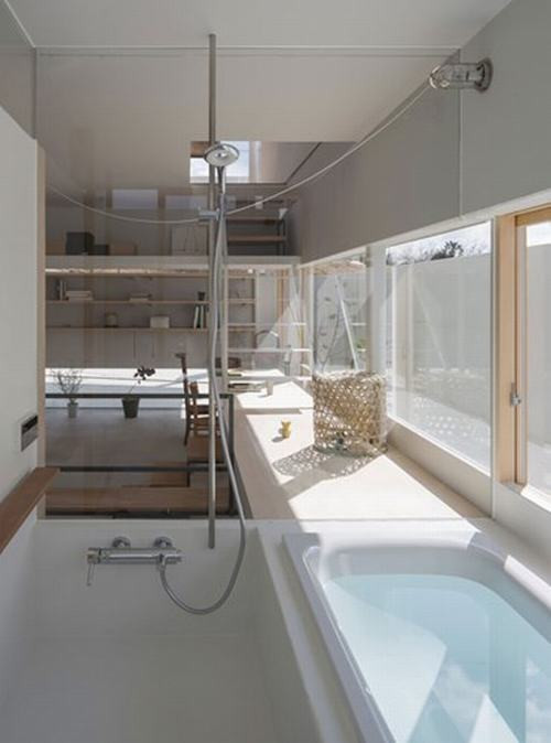 Bồn tắm được thiết kế lấy ánh nắng tự nhiên, rất tốt cho gia đình có trẻ nhỏ.