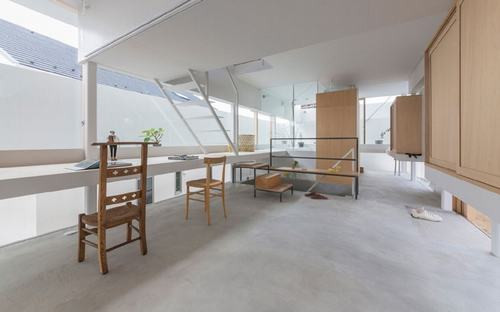 Các khoảng trống được tạo ra bởi ban công, mái hiên và cửa sổ bên ngoài.