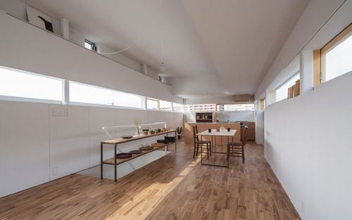 Thiết kế ngôi nhà tạo ra của không gian thoáng bằng cách xây dựng sàn và mái hiên để nhô ra trên các đường lùi.