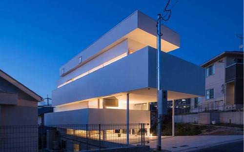 Không gian kiến trúc gọn gàng của ngôi nhà phố 50 m2, nhìn phía ngoài ngôi nhà trông rất đơn giản, nhưng nội thất bên trong rất sinh động.