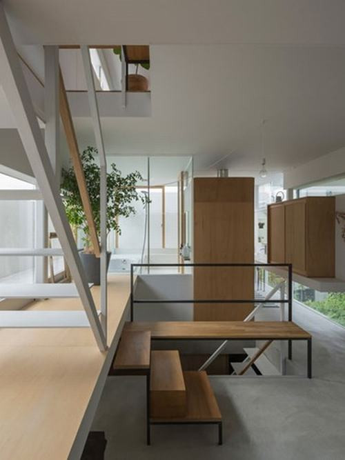 Ngôi nhà được thiết kế với hệ thống của sổ chạy vòng quanh ngôi nhà tạo ra nét mới lạ.