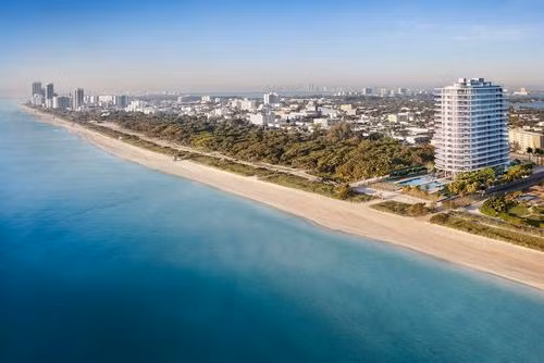 Dự án sẽ đánh dấu tháp dân cư quy mô lớn đầu tiên của kiến trúc sư Renzo Piano tại Mỹ, nơi ông sẽ pha trộn kiểu dáng thẩm mỹ của mình với nghệ thuật và cảnh quan xung quanh để tạo ra một cuộc đối thoại của kiến trúc. Chứa nhiều cơ sở tư nhân sang trọng, tòa nhà sẽ được bao phủ bởi một tính năng nước dẫn đến các hồ bơi và các quán bar được bố trí về phía bãi biển. Các tòa nhà được mô tả nằm ẩn sâu trong những tán cây, trong khi bên trong, sảnh kính bao bọc ở tầng trệt sẽ kết hợp với sự phong phú của cây xanh tươi tốt. Ngoài ra, một thư viện sẽ được trang trí theo những chủ đề thích hợp lần lượt để tạo thành nơi pha trộn nghệ thuật với cây xanh.