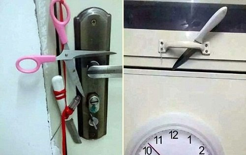 Một số sinh viên thậm chí còn bẫy lối vào bằng dao nhọn, kéo.