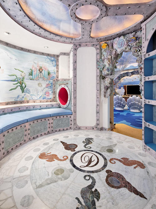 Phòng đọc sách được thiết kế như bên trong chiếc tàu ngầm.