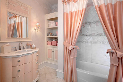 Chẳng cần đến Disney mà cô bé cũng có thế giới cổ tích cho riêng mình.