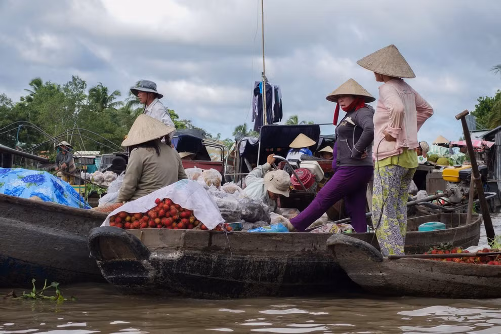 Bạn có thể mua đủ thứ ở những chợ nổi của đồng bằng sông Mekong.