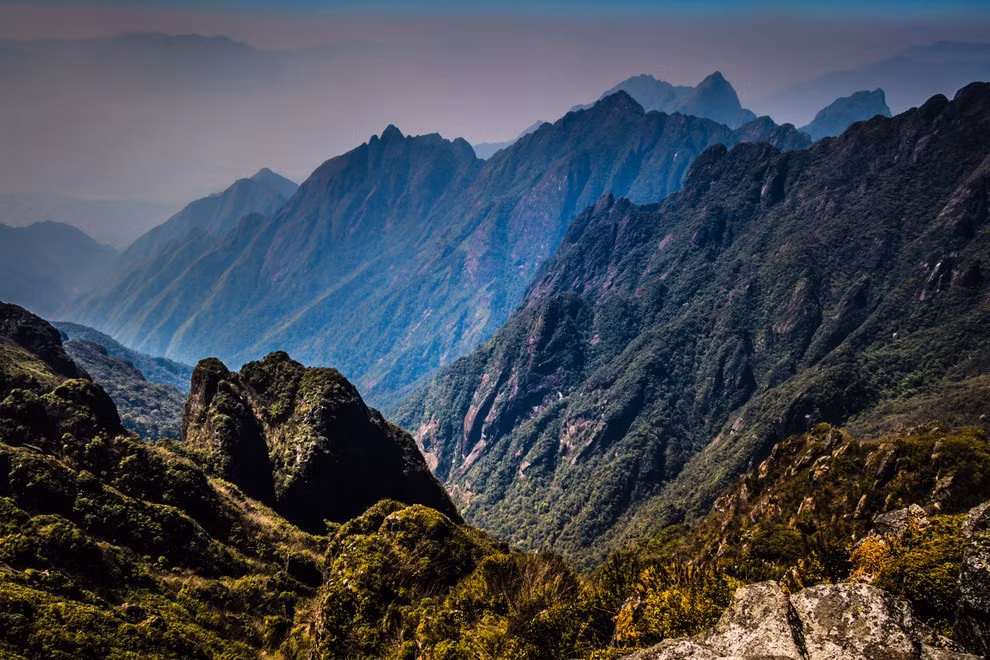 Nếu bạn thích leo núi, Việt Nam sẽ chiêu đãi bạn với những ngọn núi hùng vĩ trên khắp cả nước.