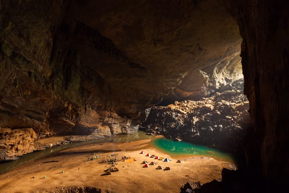 Khu cắm trại trong hang Én giống như ở một thế giới khác.