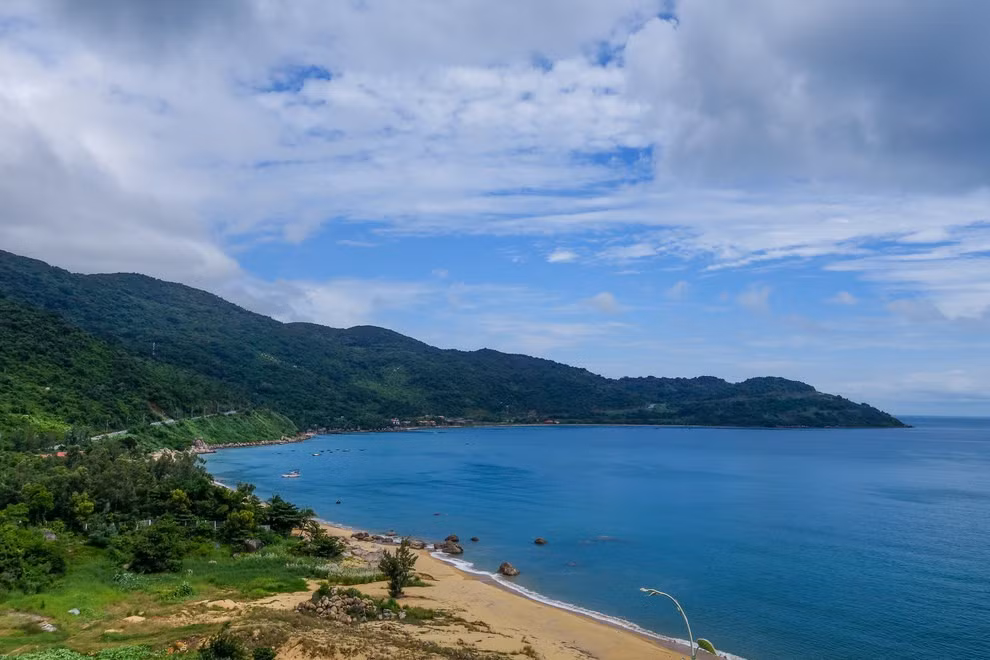 Nhưng nếu bạn thích ra biển, quốc gia xinh đẹp Việt Nam có hàng nghìn cây số bờ biển hoang sơ.