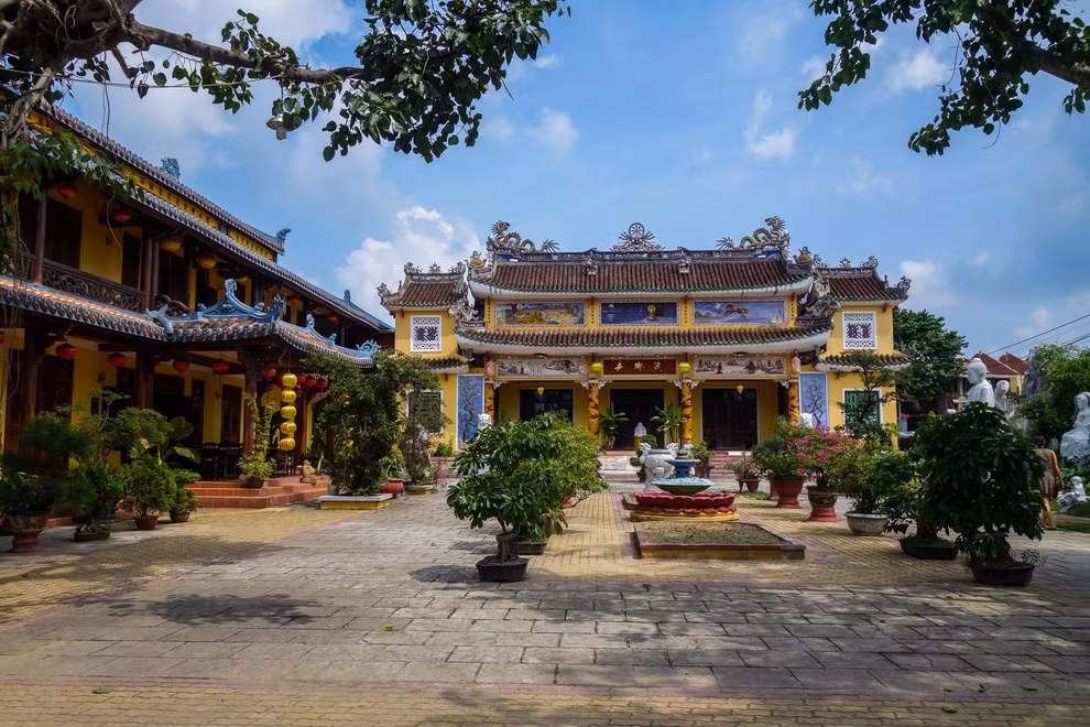 Những công trình tôn giáo với kiến trúc độc đáo rải rác khắp Việt Nam.