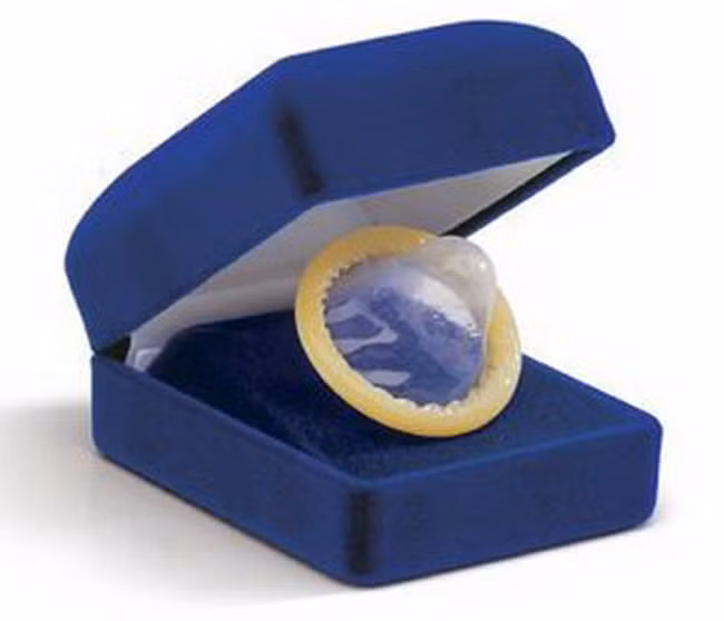 Nhẫn đính hôn của nhân viên Kế hoạch hóa gia đình.