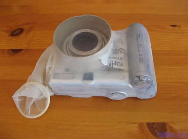 Bảo vệ máy ảnh khi chụp trời mưa, nhiều phóng viên đã quen với chiêu này.