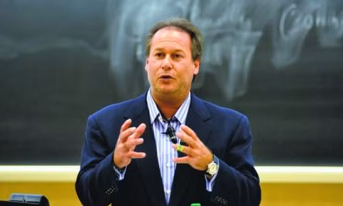 CEO cong ty ty USD viet 7.000 thiep sinh nhat tang nhan vien