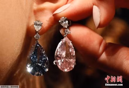 Theo nhà cái Sotheby (London, Anh), đây là đôi khuyên tai kim cương đắt giá nhất từng được mang ra bán đấu giá. Tên của đôi khuyên tai được đặt theo nữ thần Artemis và nam thần Apollo trong thần thoại Hy Lạp.