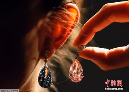 Chiếc khuyên tai xanh được chế tác từ viên kim cương Fancy Vivid Blue có kích thước 14,54 carat. Chiếc khuyên tai hồng được chế tác từ viên kim cương Fanccy Intensive Pink có kích thước 16 carat.