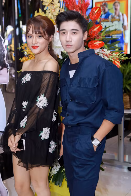 Lâm Kinh Tôn từng hợp tác với Hương Giang trong một MV, cặp đôi khá thân thiết khi xuất hiện tại sự kiện.